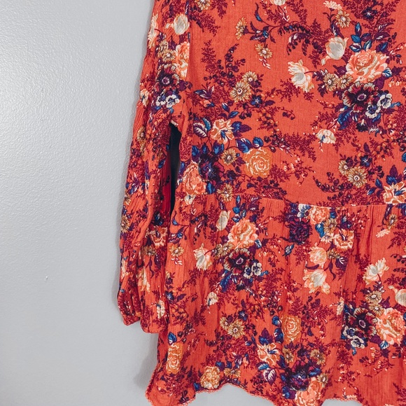 American Eagle- Red Floral Keyhole Top in Size Small - Picture 7 of 7